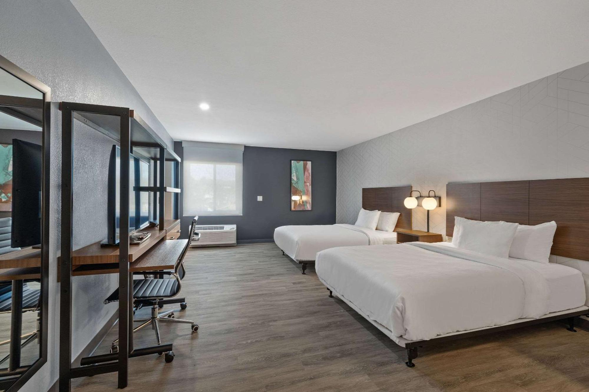 Everhome Suites Corona Exterior foto